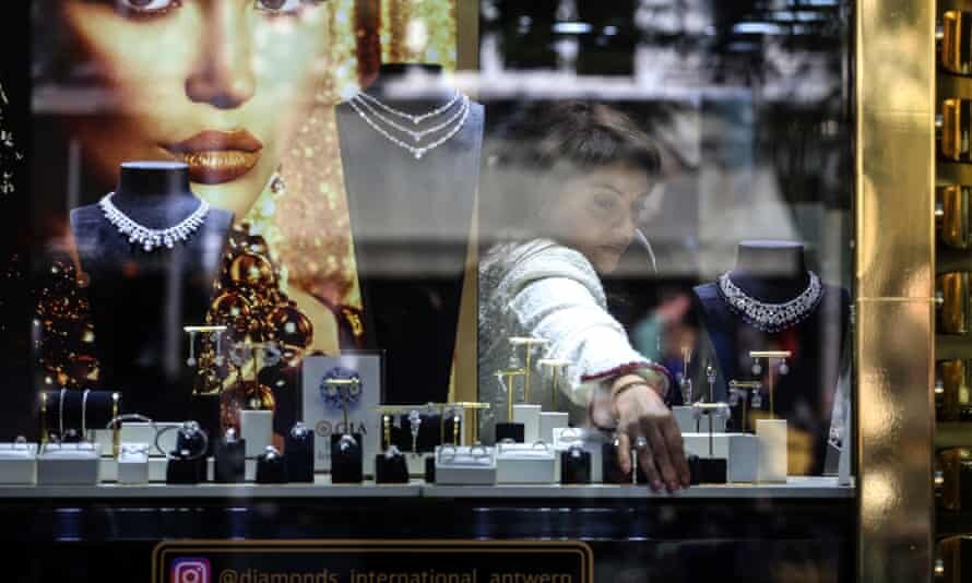Продавец оформляет витрину ювелирного магазина в Антверпене. Фотография: Bloomberg/Getty Images.