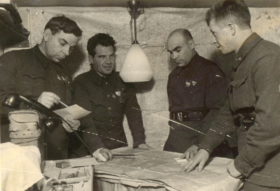 Сталинград, командный пункт 62-й армии, декабрь 1942 года. Слева направо: начальник штаба армии Николай Крылов (будущий Маршал Советского Союза), командующий армией Чуйков (тоже будущий Маршал), член Военного совета (то есть, комиссар) Кузьма Гуров (умер от сердечного приступа в сентябре 1943 года в Гусарке Запорожской области, ныне - Россия) и командир 13-й гвардейской Родимцев. 