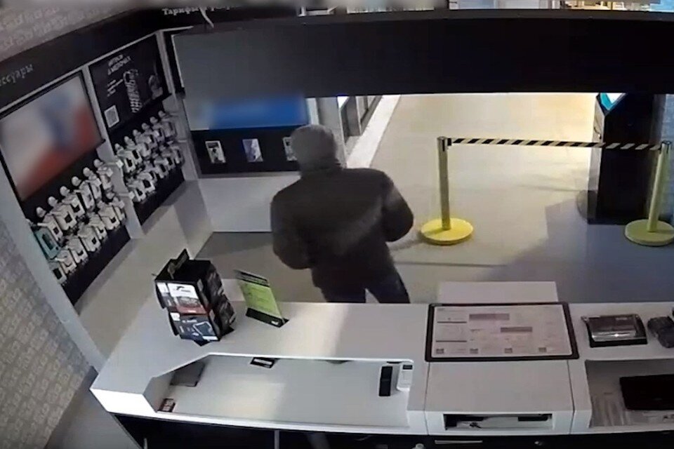     Безработный украл из салона связи в Липецке 9 тысяч рублей  принтскрин видео.