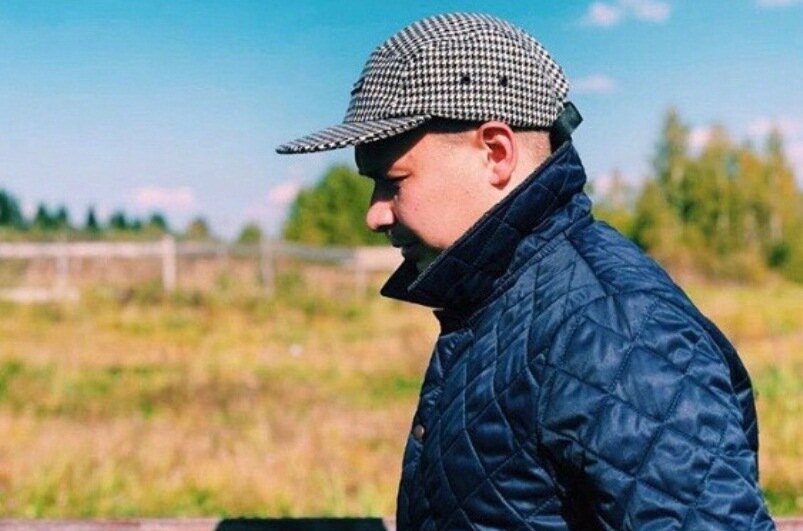 Пятипанеллная твидовая кепка органично смотрится со стёганой курткой