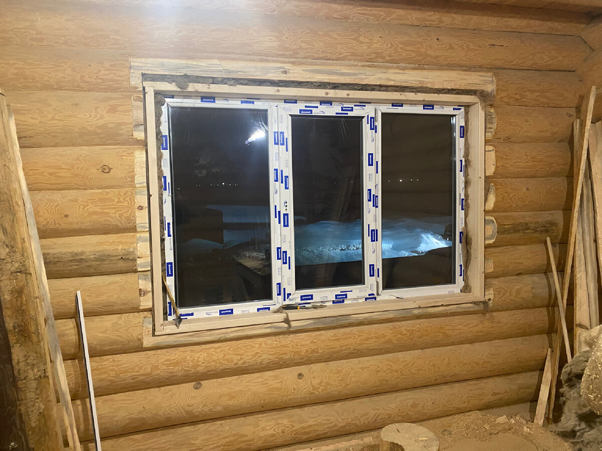 Для качественной установки окон, в первую очередь следует прикинуть размер окна на не выпеленном участке стены, потом заказываем сами окна, в ожидании окон делаем выпил в стене с учетом зазора под усадку и толщину окосячки, так же не забываем про высоту пола если он у вас черновой, у меня делался теплый пол и это +10 см. 