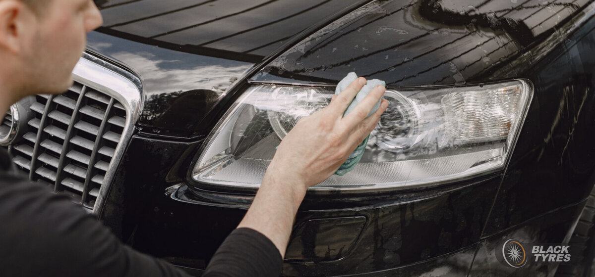 Сначала смойте грязь водой и смахните тряпкой, а потом наносите средство и протирайте салфеткой из микрофибры