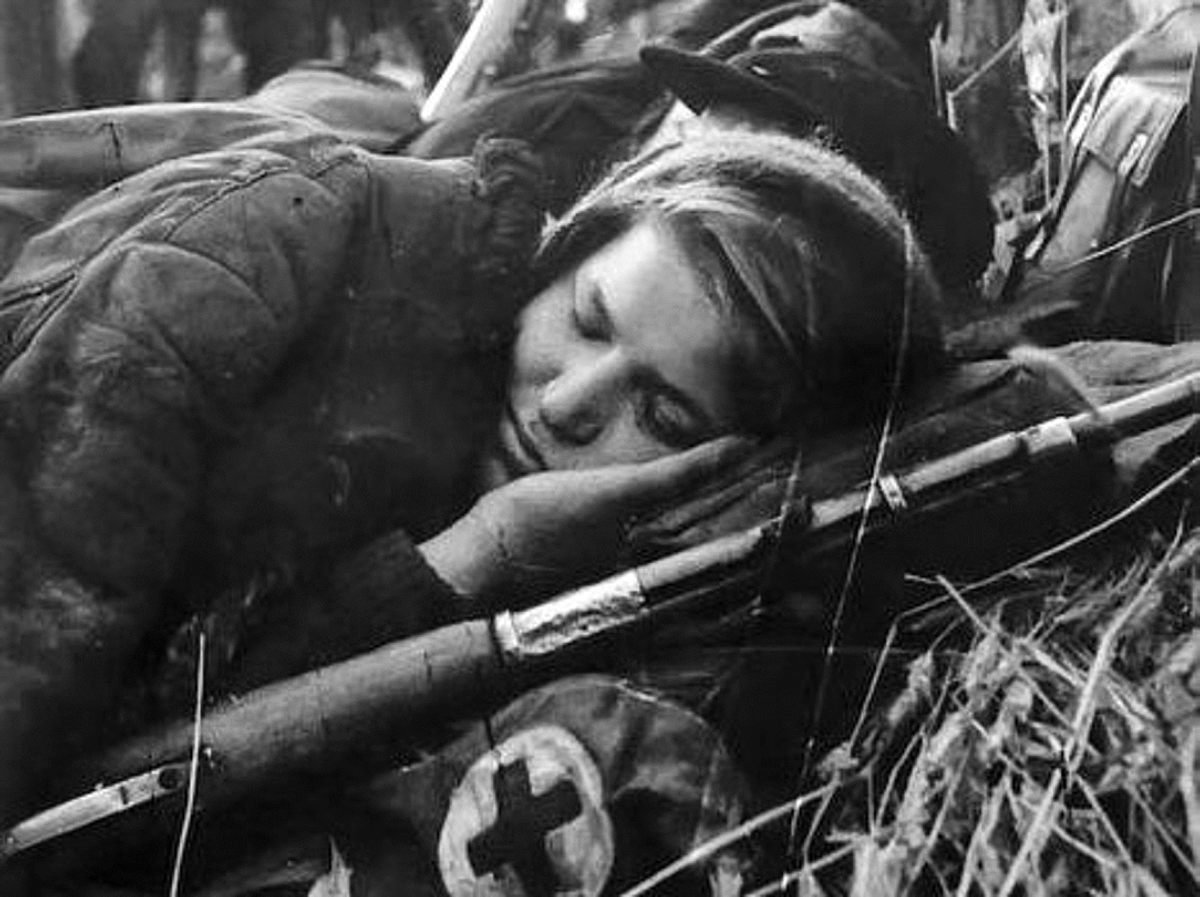 Зиба ганиева снайпер. Снайперы женщины вов 1941-1945. Женщины-солдаты 1941. Девушка в окопах. Девушка в окопах.