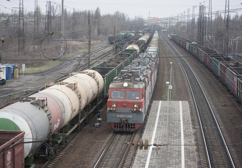 ВЛ80С-2168/2148 (ТЧЭ-4 Лиски-Узловая, ЮВЖД) следует по станции Локомотивстрой на север. Только год как передан с Читы, а в том году прошёл КР на РЭРЗе, но после того дня не видел его…
