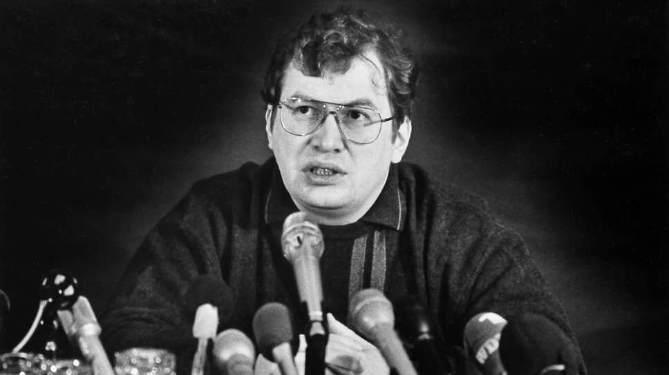    Самые известные строители финансовых пирамид в российской истории — братья Сергей (на фото) и Вячеслав Мавроди родились и выросли в обычной московской семье. Их отец работал монтажником, а мать — экономистом. Единственное, чем Сергей Мавроди отличался от сверстников, так это уникальными способностями к точным наукам. Поэтому после окончания школы он поступил на факультет прикладной математики Московского института электронного машиностроения. Однако по специальности, инженером-математиком в одном из столичных НИИ, Серей Мавроди проработал недолго, с 1978 по 1981 год. Больше его привлекала уголовно наказуемая в то время карьера бизнесмена Юрий Феклистов/Фотоархив журнала «Огонёк»