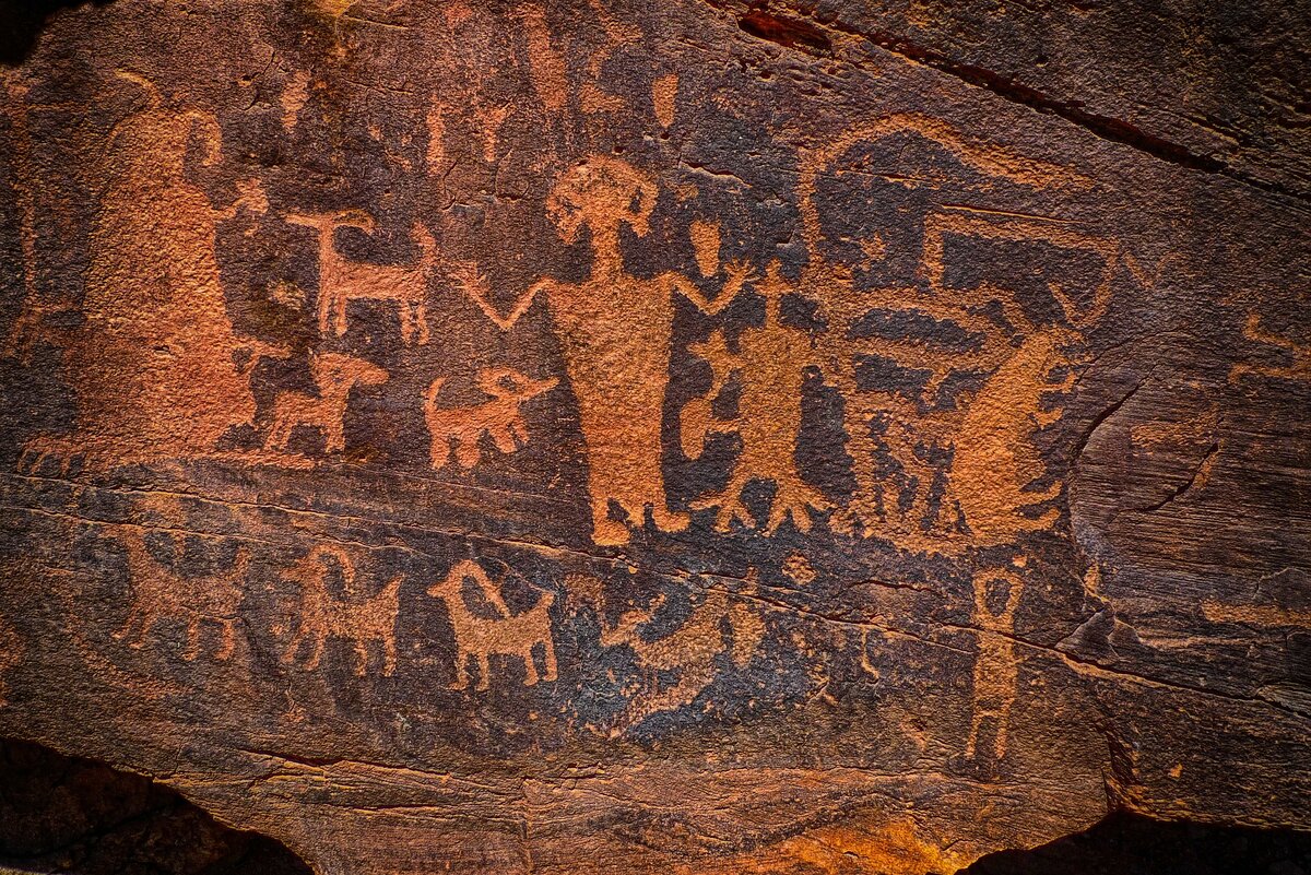 Наскальные рисунки древних людей фото
