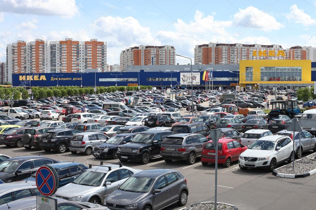 Стоянка перед. ТЦ Москва стоянка. Парковка у супермаркета. Парковка у гипермаркета. Стоянка у торгового центра.