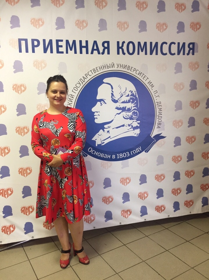 Это я на работе, примерно 11 месяцев назад, в период очного приема документов. Фото из личного архива