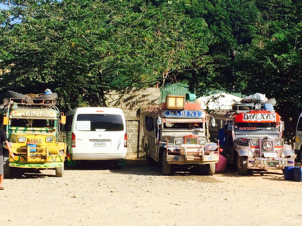 На таких джипах ездят в каждом городе и поселке Филиппин. Местная автостанция.