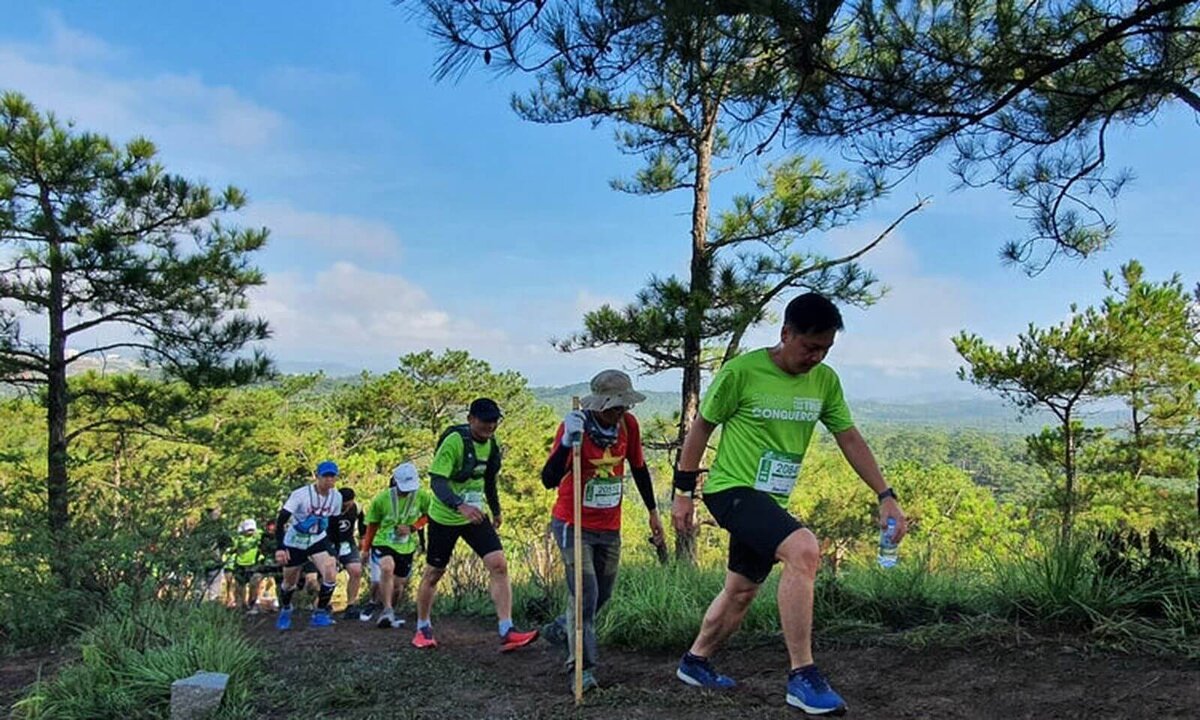 Участники Ultra Trail Dalat Marathon 2020, пересекающие лес в провинции Ламдонг 