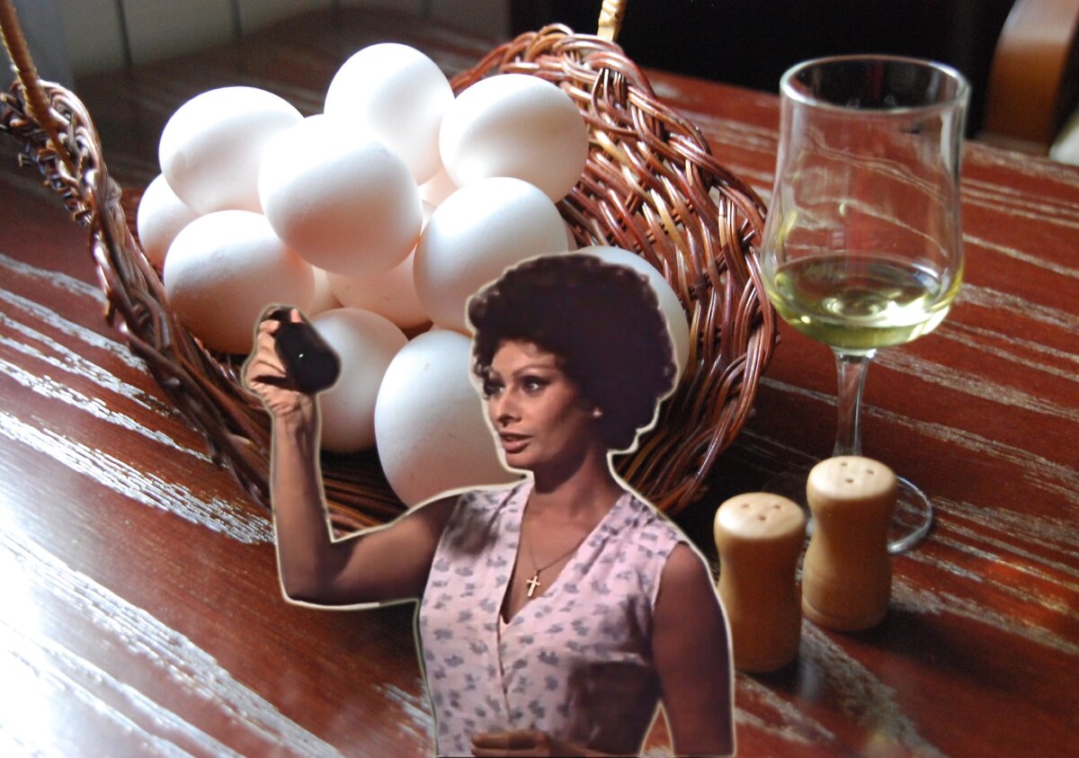 Рецепт «Омлета из 24-х яиц», ингредиенты: яйца (зависит от диаметра сковороды), оливковое масло, соль, перец, свежий хлеб