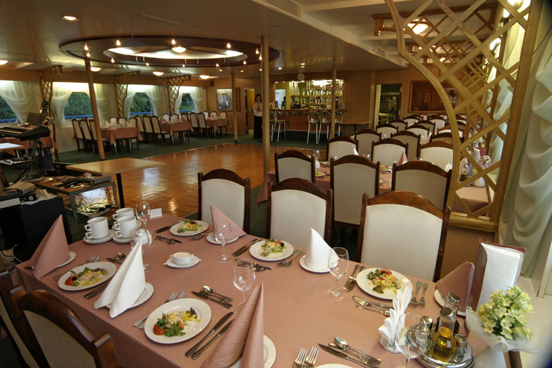Ресторан на теплоходе. Источник: https://old.vodohod.com/