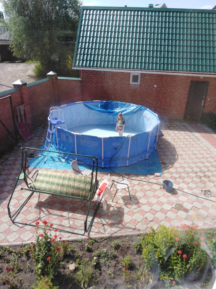 бассейн заполняется водой