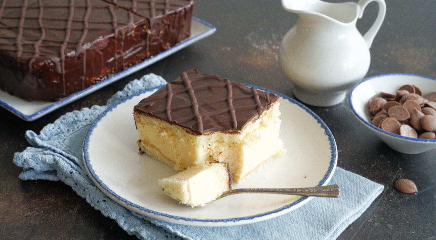    ИНГРЕДИЕНТЫ Для бисквита:
яйца – 4 шт.
сахар – 200 г
ванильный сахар – 1 ч. л.
мука – 160 г + еще немного для подготовки формы
соль – на кончике ножа
сливочное масло для смазывания формы – 10 г
Для глазури:
горький шоколад (минимум 60% какао) – 150-200 г
сливочное масло – 50 г
Для крема:
картофельный крахмал – 1 ст. л.
питьевая вода – 180 мл
яйца – 10 шт.
сахар – 400 г
ванильный сахар – 3 ч. л.
молоко – 250 мл
сливочное масло – 300 г
желатин – 40 г
ПОШАГОВЫЙ РЕЦЕПТ ПРИГОТОВЛЕНИЯ
Шаг 1
Торт Птичье молоко, приготовьте тесто для бисквита
Приготовьте тесто для бисквита — основы торта Птичье молоко. Яйца взбейте миксером с обычным и ванильным сахаром до получения пышной массы однородной консистенции.
Шаг 2
Торт Птичье молоко, муку просейте с солью
Муку просейте с солью и порциями добавьте к пышной яичной массе. Быстро перемешайте. Глубокий противень или форму для выпечки (20х30 см), смажьте маслом и присыпьте мукой.
Шаг 3
Торт Птичье молоко, выпекайте бисквит
Тесто для основы торта вылейте в емкость тесто и разровняйте ножом. Высота слоя должна составлять 1 см. Выпекайте до золотистого цвета при 180°C 10-15 минут.
Шаг 4
Торт Птичье молоко
Готовому бисквиту для торта дайте полностью остыть. Можно оставить на ночь, прикрыв влажным полотенцем. Затем основу торта Птичье молоко разрежьте на 2 пласта.
Шаг 5
Торт Птичье молоко, приготовьте крем
Приготовьте крем для торта Птичье молоко. Крахмал разведите 30 мл воды (следите, чтобы не было комочков). В глубокой жаропрочной миске взбейте желтки с 200 г обычного сахара и ванильным.
Шаг 6
Торт Птичье молоко, влейте молоко
Влейте молоко и перемешайте. Добавьте крахмал. Снова тщательно перемешайте. Миску установите на горячую водяную баню и, непрерывно помешивая, варите до загустения.
Шаг 7
Торт Птичье молоко, масло нарежьте кубиками
Миску с массой для крема торта снимите с огня и дайте полностью остыть. Сливочное масло нарежьте кубиками и оставьте на 30 минут при комнатной температуре. Затем добавьте в остывшую массу и взбейте миксером.
Шаг 8
Торт Птичье молоко, желатин залейте водой
Желатин залейте 150 мл воды и оставьте на 20 минут для набухания. Затем распустите на горячей водяной бане. Процедите через частое сито, чтобы не было комочков.
Шаг 9
Торт Птичье молоко, взбейте белки
Белки для крема Птичьего молока взбейте с 200 г сахара до крепких пиков. Затем, взбивая, тонкой струйкой влейте слегка остывший желатин. Крем должен приобрести однородную консистенцию.
Шаг 10
Торт Птичье молоко, добавьте яично-масляную массу
Небольшими порциями, постоянно взбивая миксером на средней скорости, добавьте приготовленную ранее яично-масляную массу. Крем для торта Птичье молоко готов.
Шаг 11
Торт Птичье молоко, бисквит уложите в форму
Пласт бисквита уложите в глубокую форму соответствующего размера (лучше разъемную). Вылейте крем. Осторожно накройте вторым коржом и уберите торт в холодильник на 5 часов.
Шаг 12
Торт Птичье молоко, приготовьте глазурь
Для глазури торта Птичье молоко шоколад растопите со сливочным маслом на водяной бане или в микроволновке. Торт осторожно переложите из формы на тарелку. Полейте глазурью и уберите в холодильник на 1 час.