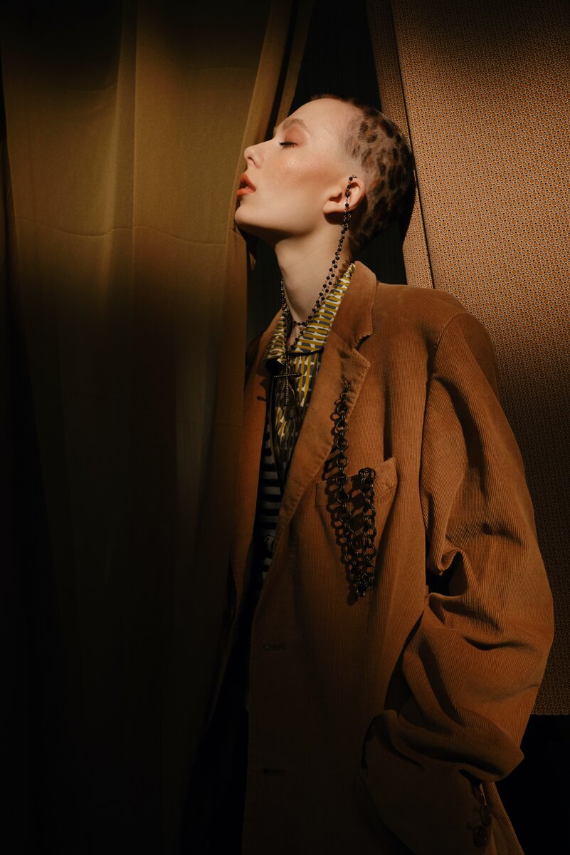 Серия фотографий "Leoretro" для майского выпуска немецкого журнала о моде Surreal Beauty Magazine (Ansbach, Germany). Фотограф Максим Самсонов, модель Софья Апакина, стилист Дарья Самсонова, визажист Елена Заморина. 2020 г.