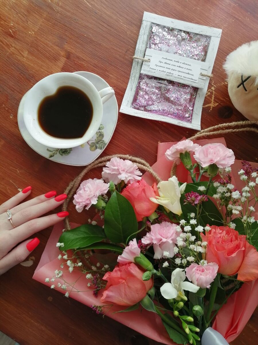 Хороший вариант — отправить девушке цветы на следующее утро после свидания. В открытке поблагодарите девушку за приятный вечер.