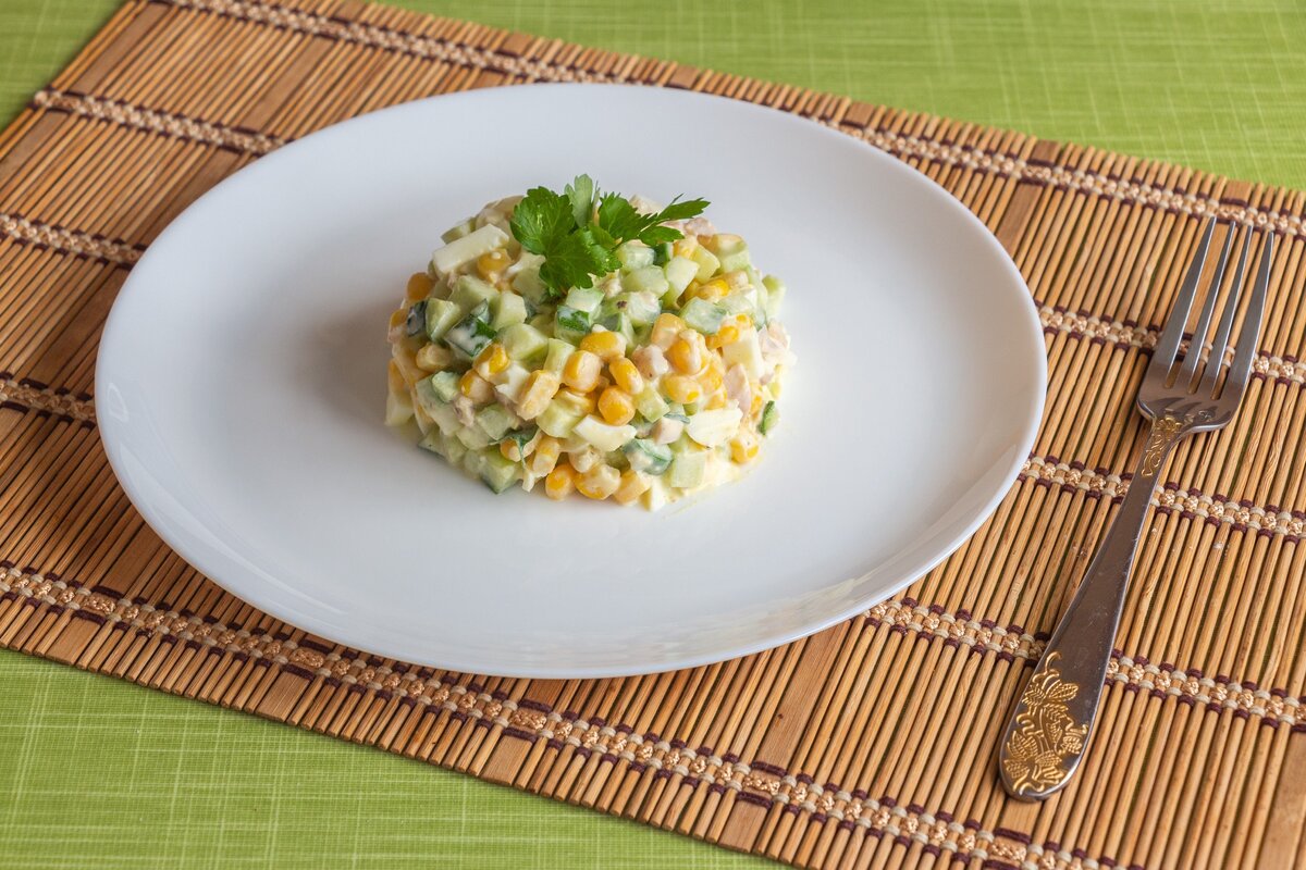 Салат из огурцов и кукурузы.