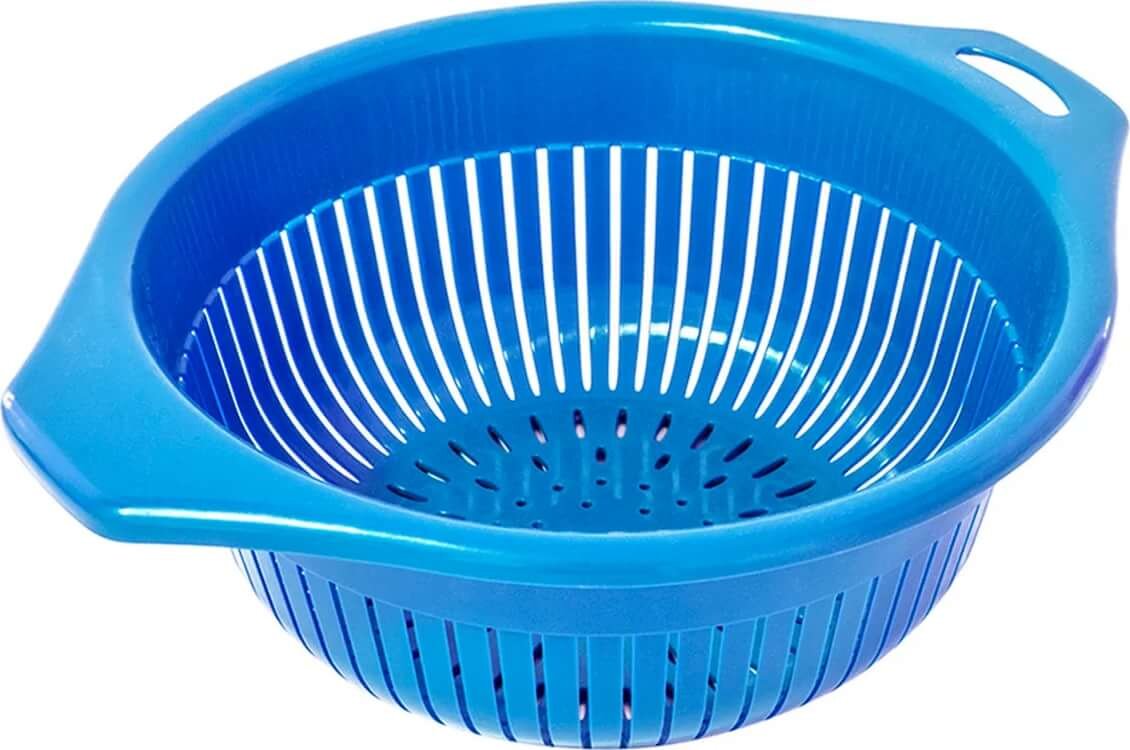 Дуршлаг может быть любой, но не с очень большими прорезями, чтобы сама крупа не выпадала.