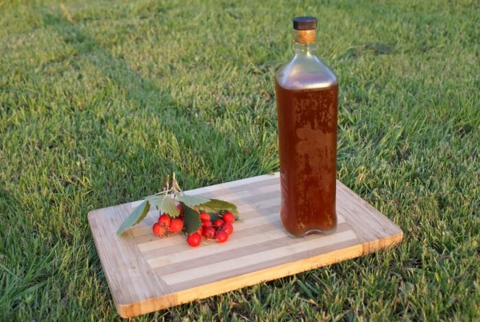 Вино из боярышника — вкусный и полезный напиток, если употреблять его в умеренных дозах