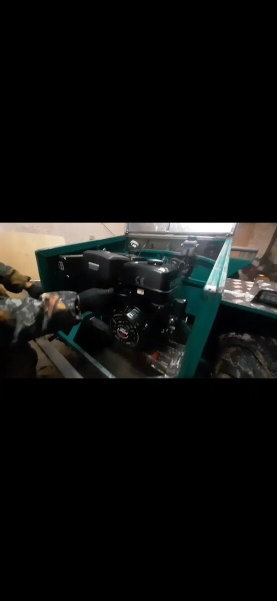 На данном агрегате, стоит двигатель фирмы "LIFAN", 15 л.с, вполне не плохой, автозапуск все дела.