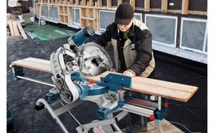 Торцовочная пила в работе