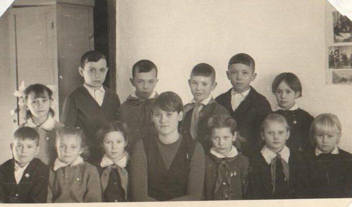 1970г..Авдеенко Антонина Ефимовна с учениками1-3-хклассов.   