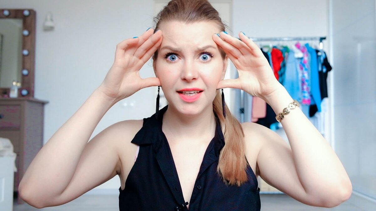 Кроме дорогой косметики, особенно ценной для БЬЮТИ блогера в посылке еще было кольцо с бриллиантом. Все проста: Алена любит плакаться, Оспа -женщина не простой судьбы... Думаете после ссоры Алена все вернула???)