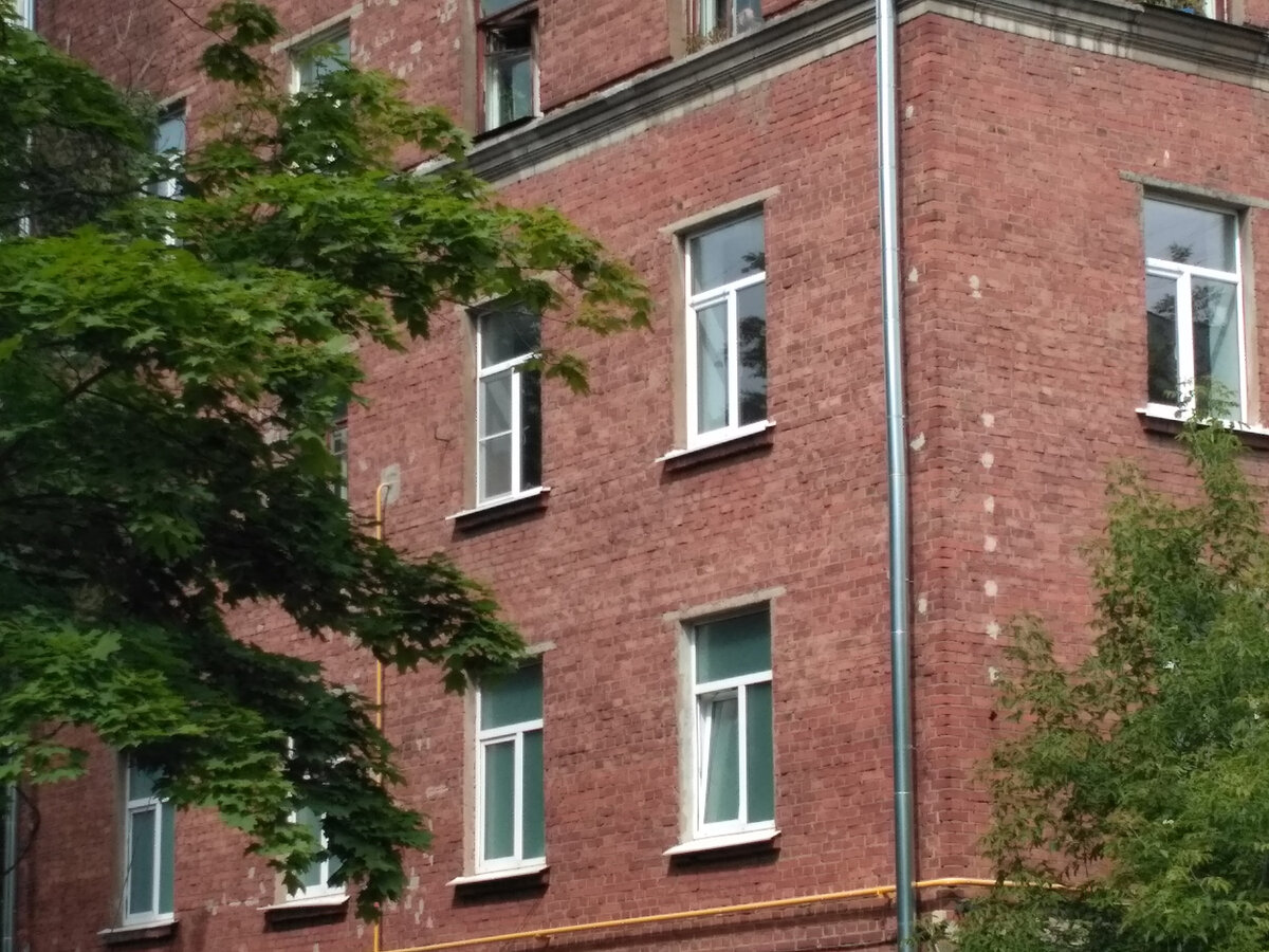 Пятиэтажка из красного керамического кирпича 1956 года постройки