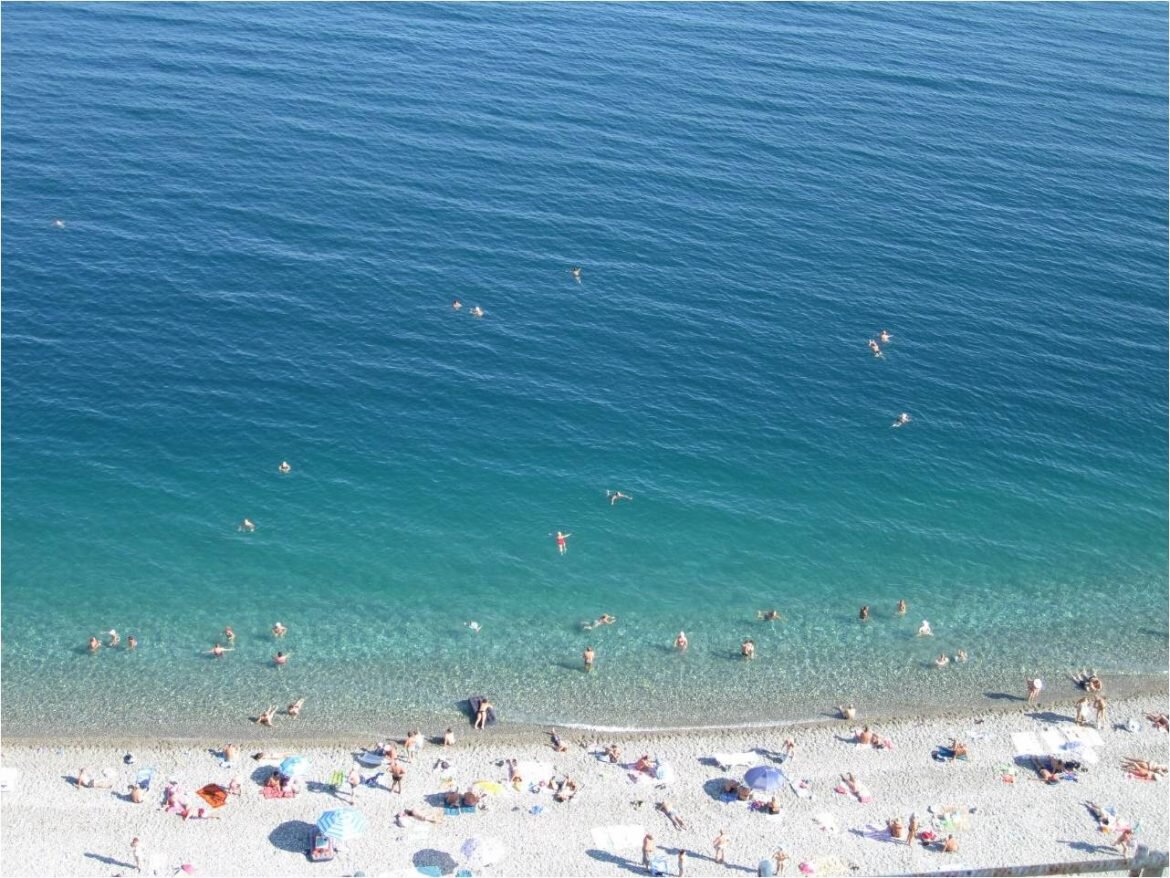 Отдыхающие на пляже