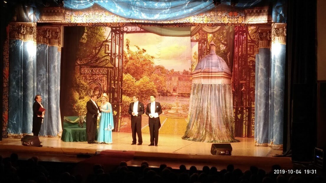 Хочется провести свободное время хорошо и с пользой - интеллектуально, культурно  и с душой. Но всё как-то не получается. Не пропускаем гастроли ведущих Театров России. Но ни один из них, ни один из спектаклей не тронул душу и не дал новых знаний, или эмоций...