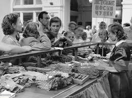 крики женщин «Товар привезли» означают, что надо срочно мчаться к сельмагу и занимать очередь