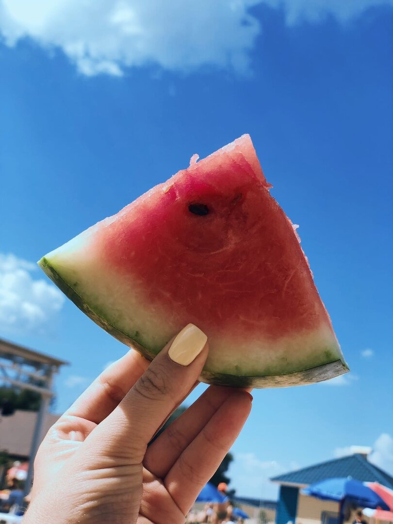 Арбуз – вкусный и освежающий плод, который очень полезен для вашего здоровья.
