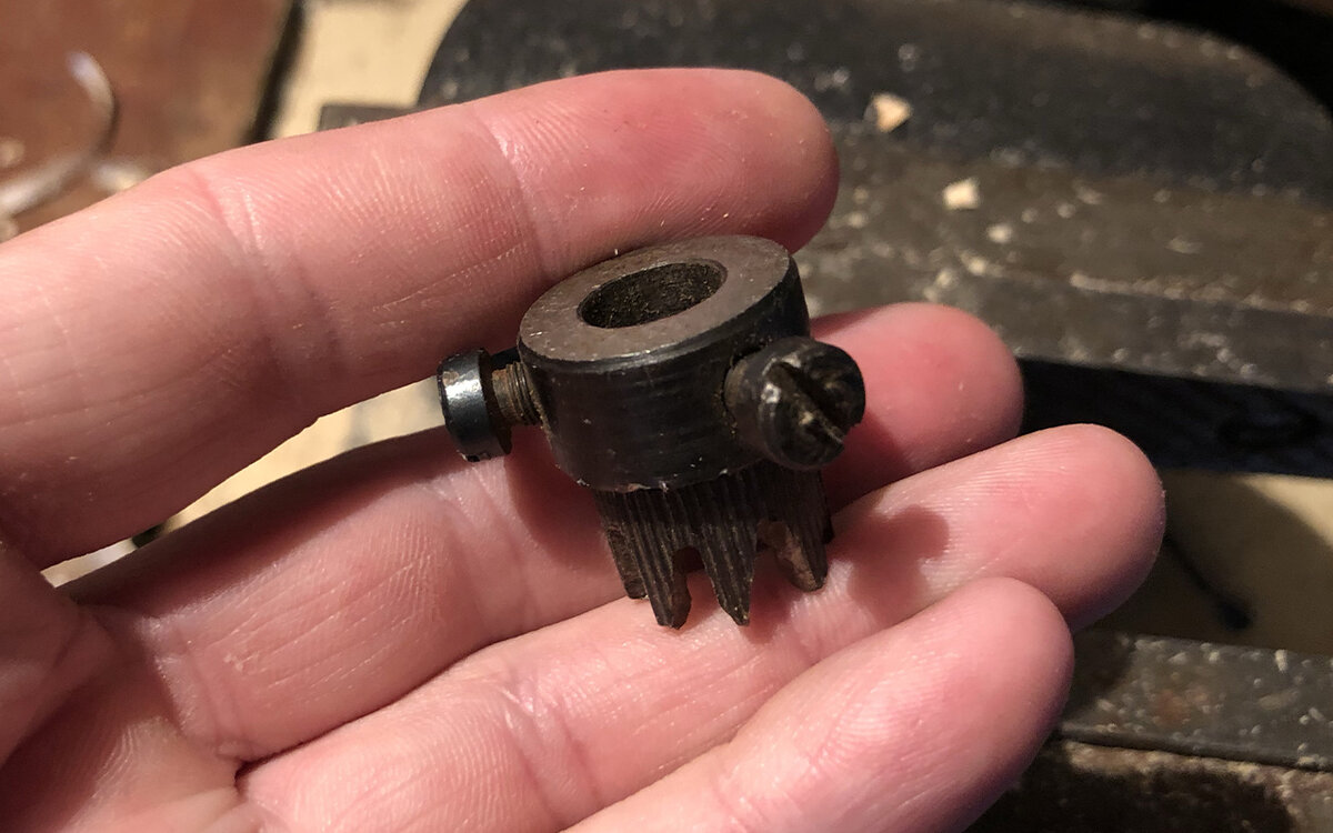 На шкиву от швейной машинки сделал пропилы болгаркой, чтобы забить его  в ручку. 