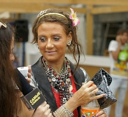 ухоженная и неухоженная девушка. ухоженная девушка и не ухоженная. мила кунис неопрятная. неухоженная девушка. неухоженные волосы у девушки.