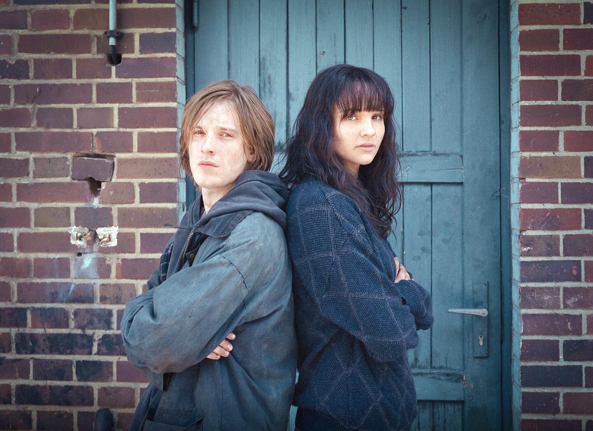 Тьма (сериал 2017 – ...)

История четырёх семей, живущих спокойной и размеренной жизнью в маленьком немецком городке. Видимая идиллия рушится, когда бесследно исчезают двое детей и воскресают тёмные тайны прошлого.