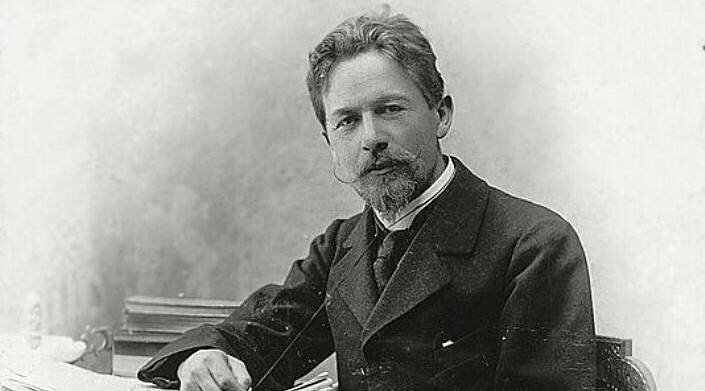 Антон Чехов любил розыгрыши. В детстве он, переодевшись нищим, просил милостыню от своего дяди. А однажды дал городовому "бомбу", оказавшуюся на деле солёным арбузом в бумажной обёртке.😃
