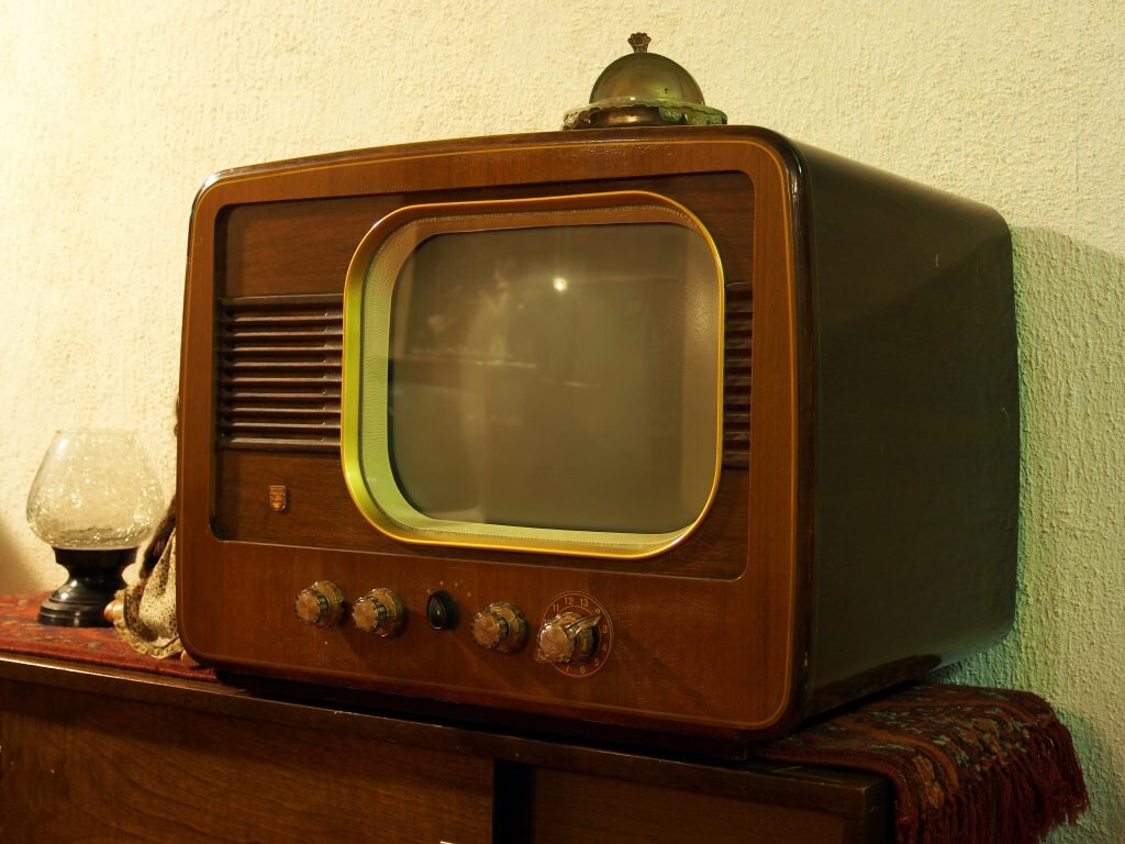В каком году вышли телевизоры. Телевизор 1900 года. Старый телевизор. Старинный телевизор. Телевизорстарывй.