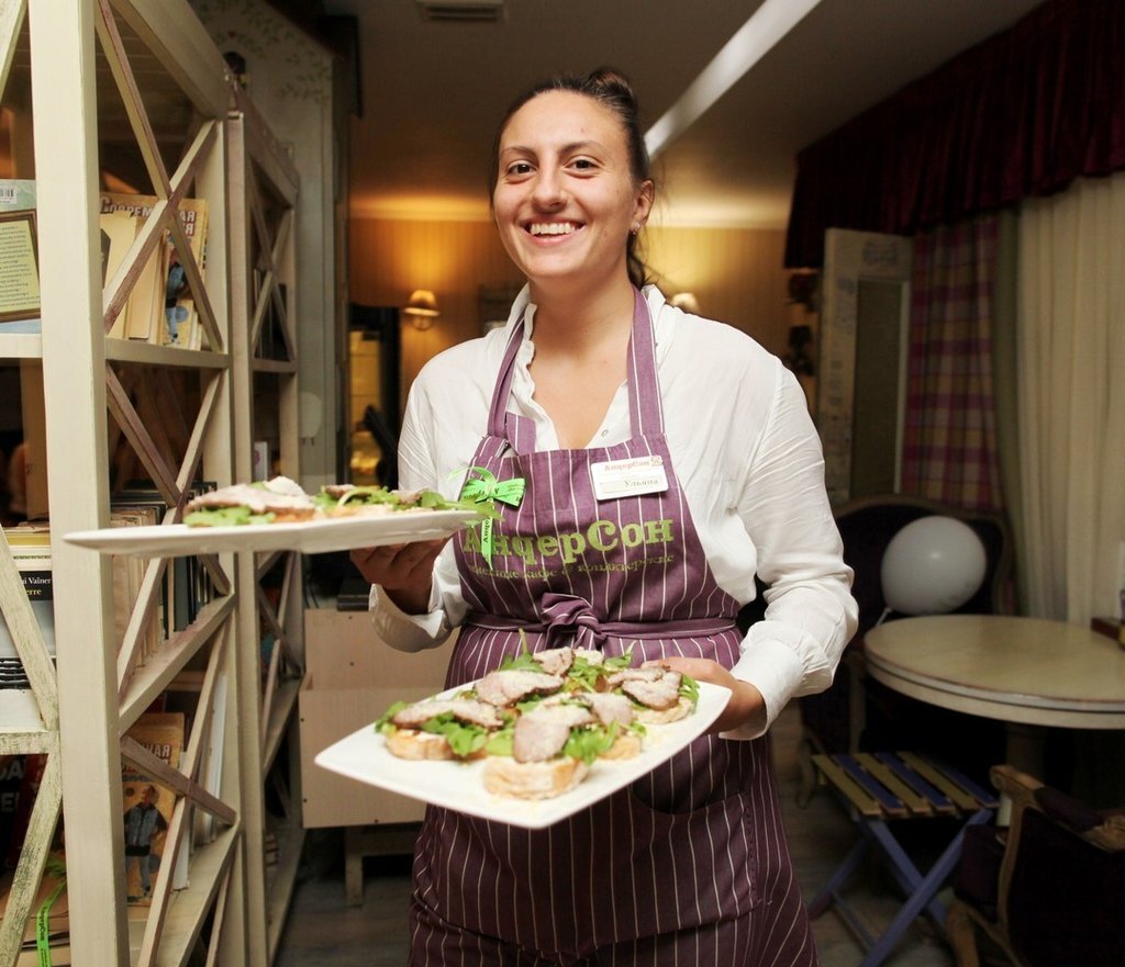 Официант кафе Андерсон