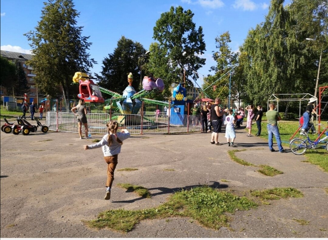 Вот так карусели выглядели в прошлом году, старый асфальт, древние карусели.