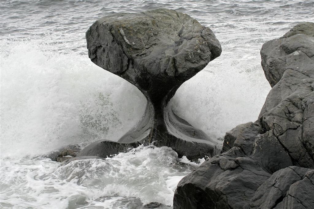Река вода шлифует камни