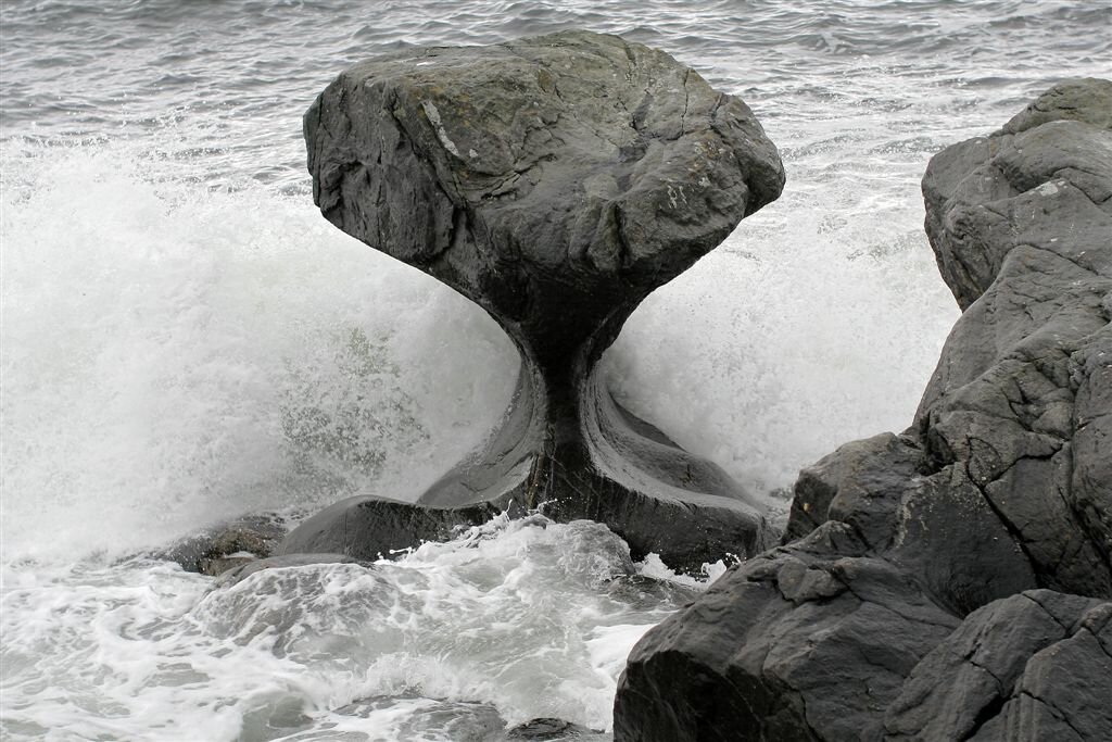 Из нескольких источников. Камень Kannesteinen Норвегия. Вода камень точит. Разрушение камней в природе. Разрушение камней водой.