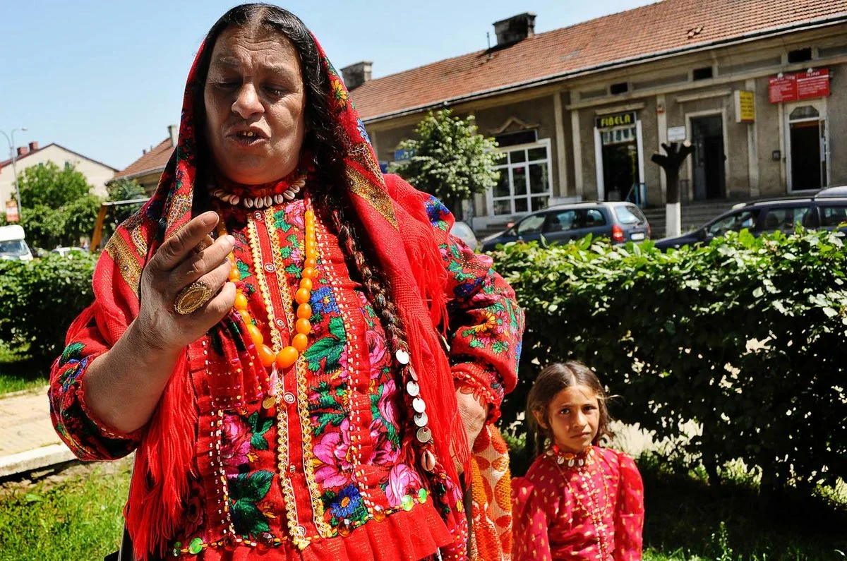 Цыганский гипноз — это гипноз «наяву» в состоянии бодрствования, и применяется для незаметного и кратковременного погружения выбранного человека в состояние управляемого контакта. Цыганский гипноз — это гипноз «наяву» в состоянии бодрствования, и применяется для незаметного и кратковременного погружения выбранного человека в состояние управляемого контакта