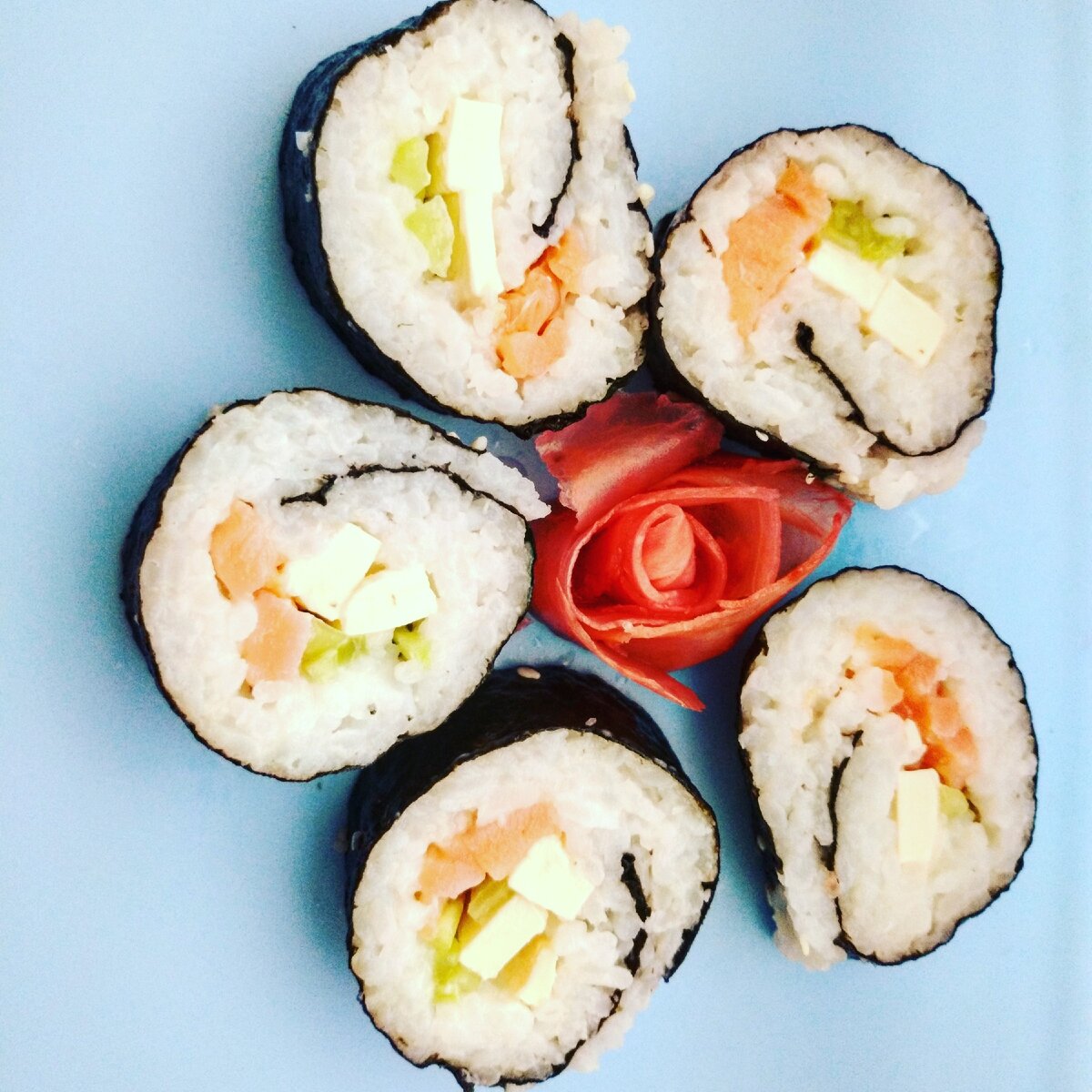 Домашние найвкуснейшие роллы

Рецептик
300г риса
450мл. Воды
1ч.л.соли
1ст.ложка сахара
2 ч.л. Воды
150г. Сливочного сыра
2шт. Огурца
200г. Филе семги
Соевый соус, имбир, васаби