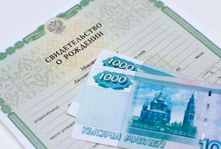 В правительстве сообщили о дополнительных мерах поддержки для российских семей на июль 2020 года, что сразу же послужило началом для полемики о том, будет ли третья выплата на детей до 16 лет в августе или больше денег ждать не придется. Родители детсадовцев и школьников написали петицию, изложив свою просьбу публично.