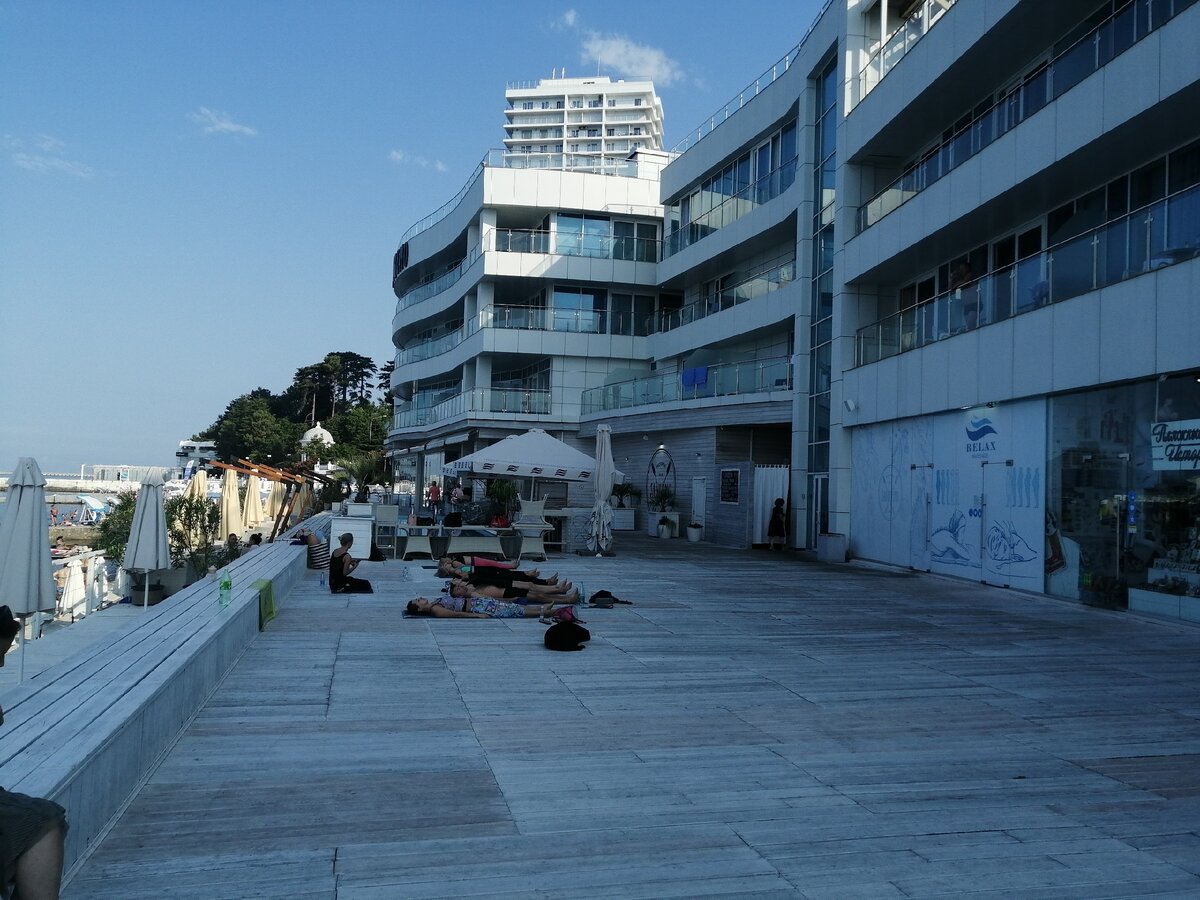 Занятие йогой на пляжеЦиркс 6 утра. Фото автора