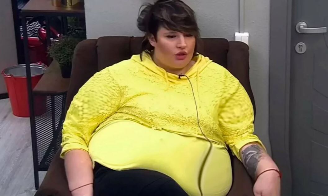 Плановое обследование, на которое отправилась Александра Черно, закончилось тем, что Саша уехала домой. Врачи дали Черно три дня, чтобы родить ребенка самостоятельно, если родовая деятельность не начнется, то ей сделают операцию. В этом случае Черно придется долго восстанавливаться, она сама признала, что с большой жировой прослойкой будет нелегко, но что делать. Черно сразу же начала советоваться с поклонницами, а Оганесян интригует подписчиков своим молчанием.