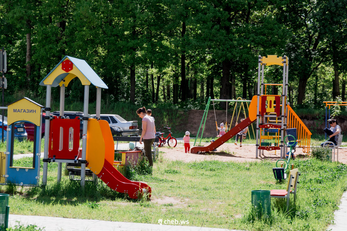 Детские площадки в ломоносове. Двор многоквратирного лома. Рендер жк чистое небо. Наш двор просторный и солнечный. Видный 2 тюмень.