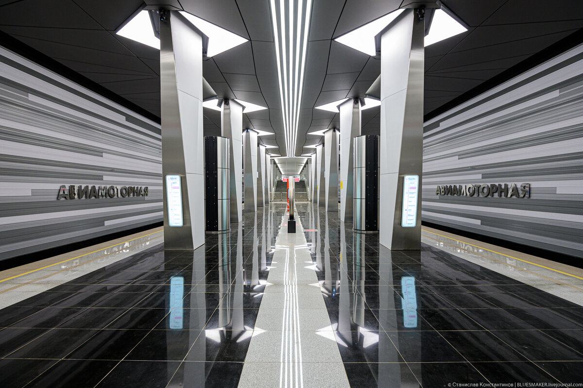 
Когда я поехал снимать самые новые, самые свежие станции метро, открытые у нас недавно, я не ездил на "Лефортово" и "Авиамоторную", так как был там незадолго до открытия и в принципе все посмотрел. Есть такая у меня беда, что на открытые станции, на которых я был незадолго до открытия я не приезжаю снимать. Такая история была с участком "Зябликово", "Борисово", "Шипиловская", та же тема с "Лермонтовским проспектом" и "Жулебино". И даже на мою любимую станцию "Новокосино" я не приездал на открытие... надо, конечно с этим заканчивать. Однако с нашими новыми станциями ситуация была несколько другая. Станции Некрасовской линии, которые проектировали товарищи из ЛМГТ были в день открытия у меня в приоритете, потому что я видел их только на картинках и фото тех, кто там уже побывал и, естественно, в первую очередь хотелось посмотреть именно их. К тому же, я думал, что на "Авиамоторную" и "Лефортово" я съезжу на следующий день или через день. Но, как вы помните, сразу после открытия нового участка, объявили изоляцию и как-то любые праздные поездки по Москве стали не очень желательны. Я помню, какая тревога была у всех в первые две недели. И хотя у меня был пропуск, но сотрудники в метро и так не очень жалующие фотографов, в эти первые дни были уж очень раздраженными. Не хотелось им давать лишний повод, вымещать свое раздражение и тревогу на себе. =) Потом истерия спала и можно было снова в спокойном режиме ездить и снимать в метро. Открытая станция и станция перед открытием - это, на самом деле две разные станции. Во-первых, в интерьерах появляются пассажиры, а не рабочие в касках и спецовках, в вестибюлях появляется досмотровое оборудование, СБшникии прочие сотрудники. Станция из такого немного замороженного состояния, превращается в общественное пространство и наполняется жизнью. Приехать и посмотреть на новую станцию - это как разорвать оберточную бумагу с подарка на день рождения или Новый год. По крайней мере у меня именно такое ощущение. Итак, сегодня у нас станция "Авиамоторная".