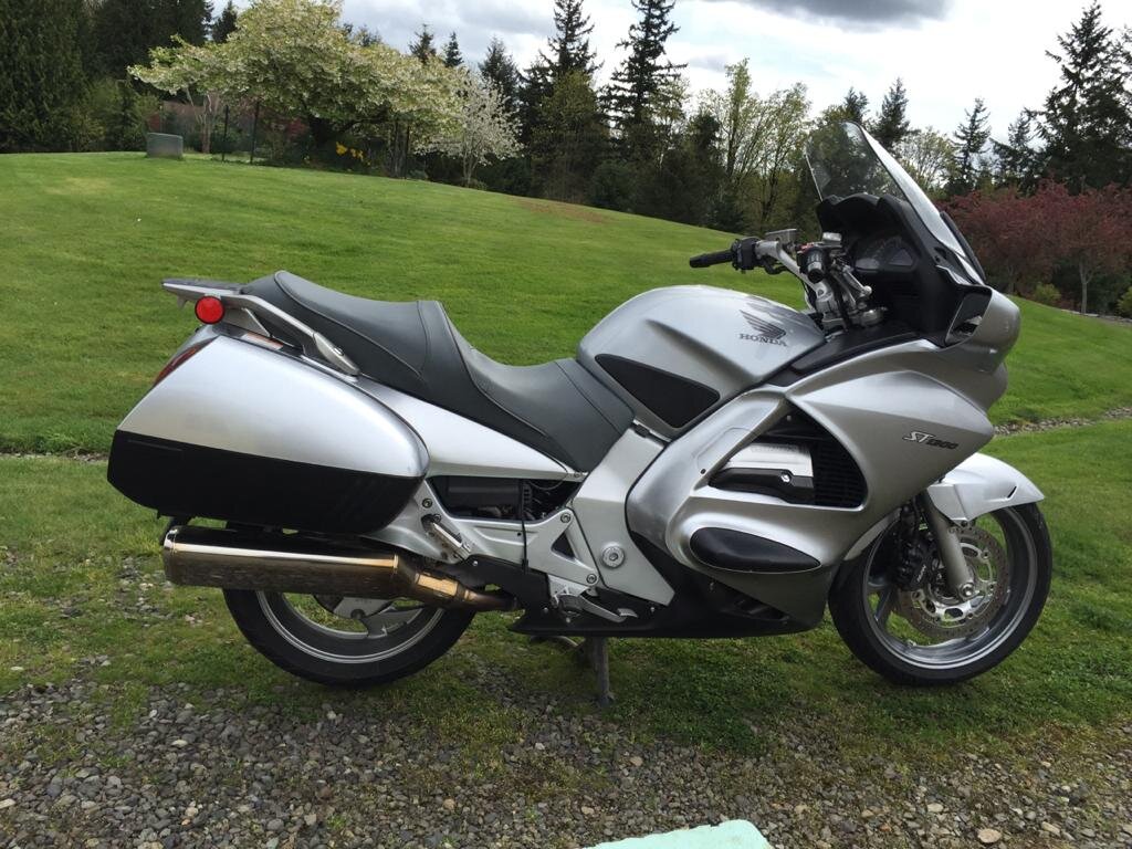 Изображение из личного архива.HONDA  ST1100 PAN EUROPEAN 2004 г.в. , модель относится к  спортивно-туристическому типу . Двигатель 4- цилиндровый объем 1100 куб см  на выхлопе до 100 л.с . , объем  топливного бака 28 литров