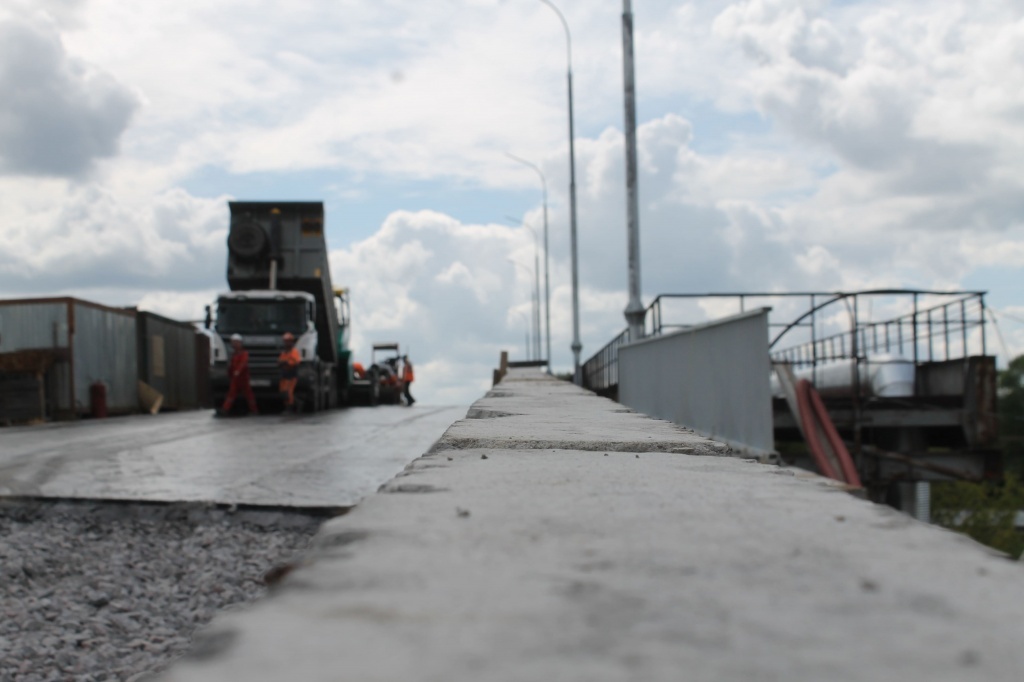 В Твери на Крупском мосту меняют световые опоры и укладывают асфальт
